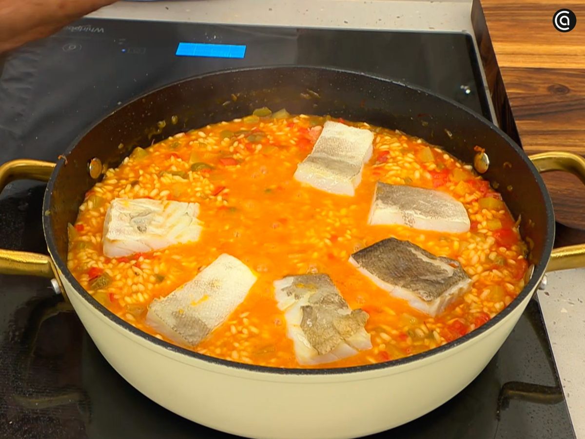 Añade el bacalao y cocina durante 3 minutos más