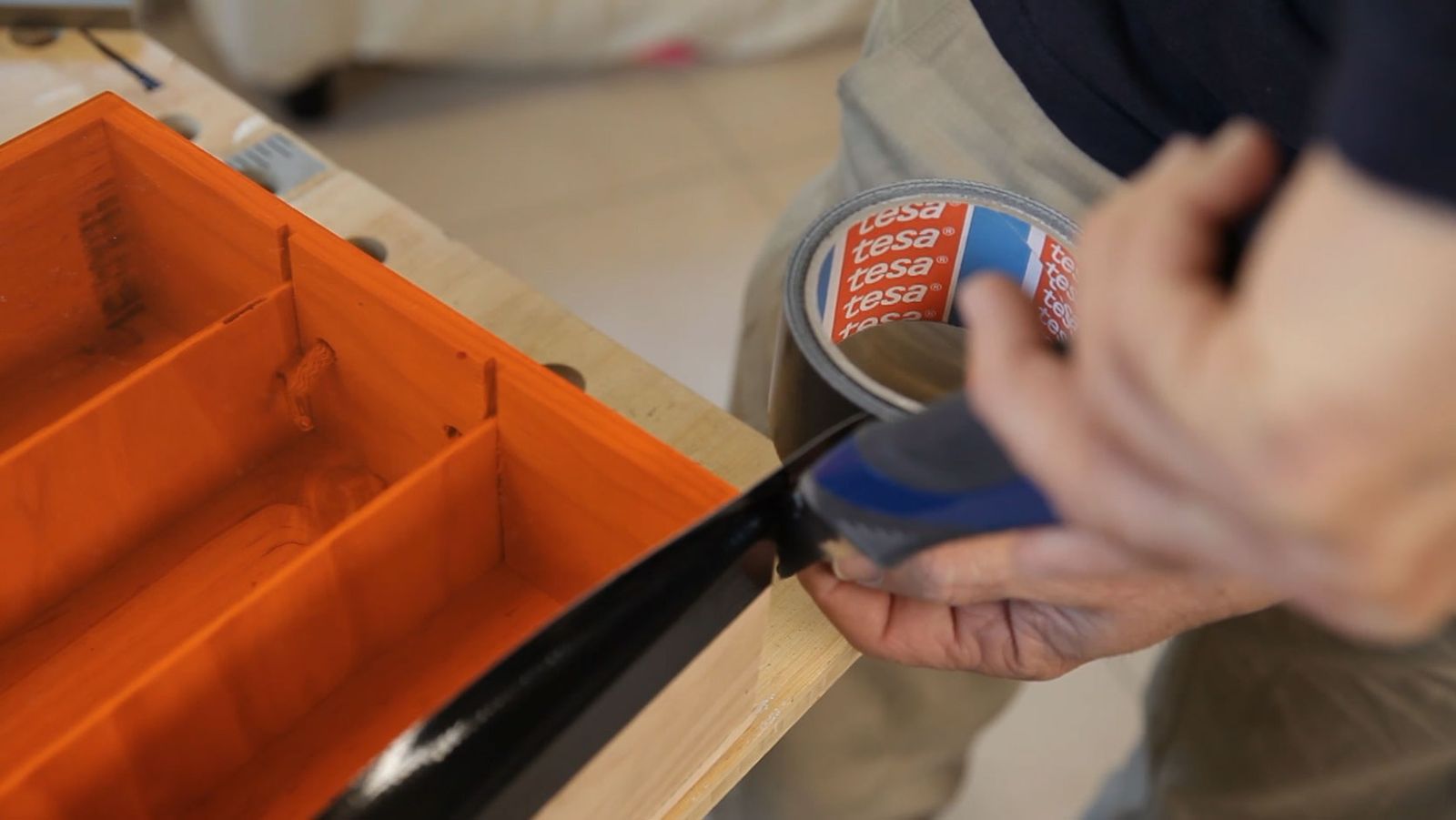 Cómo fijar una tapa para una caja con cinta americana paso 4