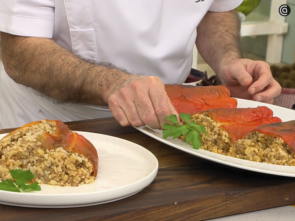 Decora los pimientos rellenos de arroz y carne con una hoja de perejil