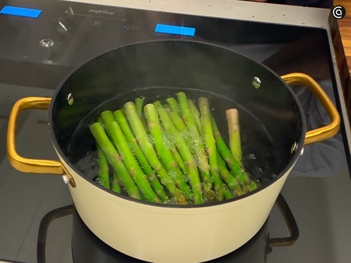 Cocina los espárragos verdes en agua y resérvalos