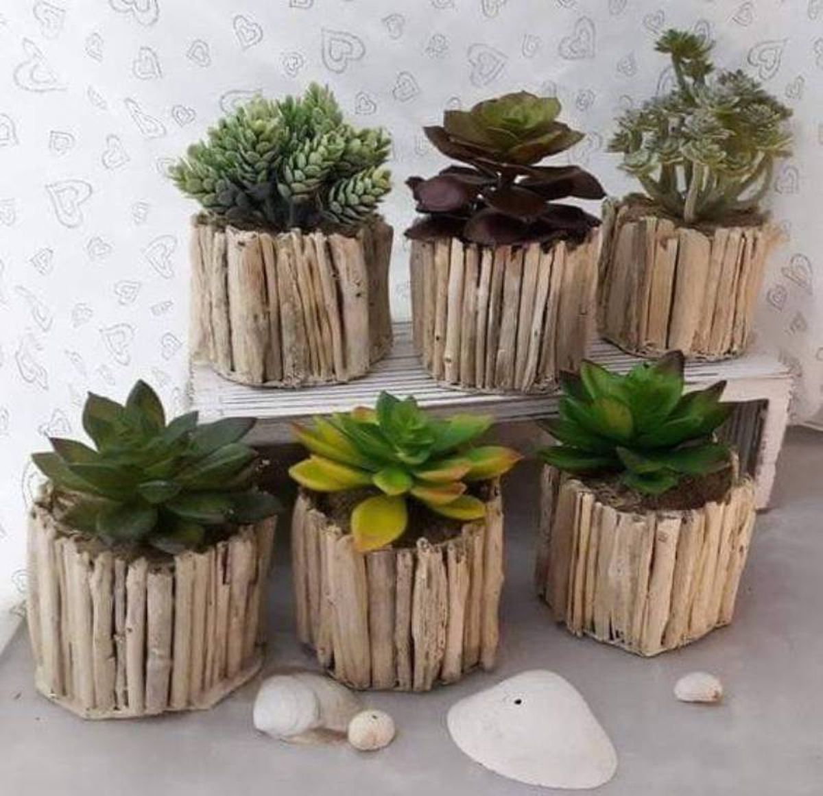 Macetas decoradas con ramas.