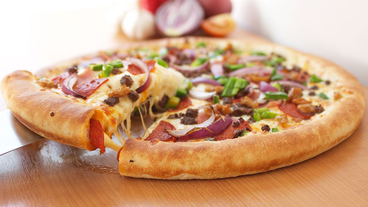 pizza caseras con ingredientes bordes rellenos de queso