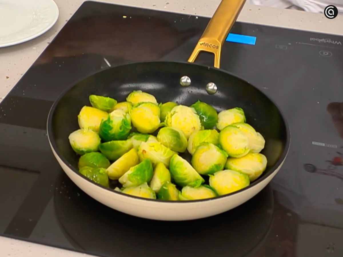 Pasa las coles cocidas por la sartén hasta que queden doraditas