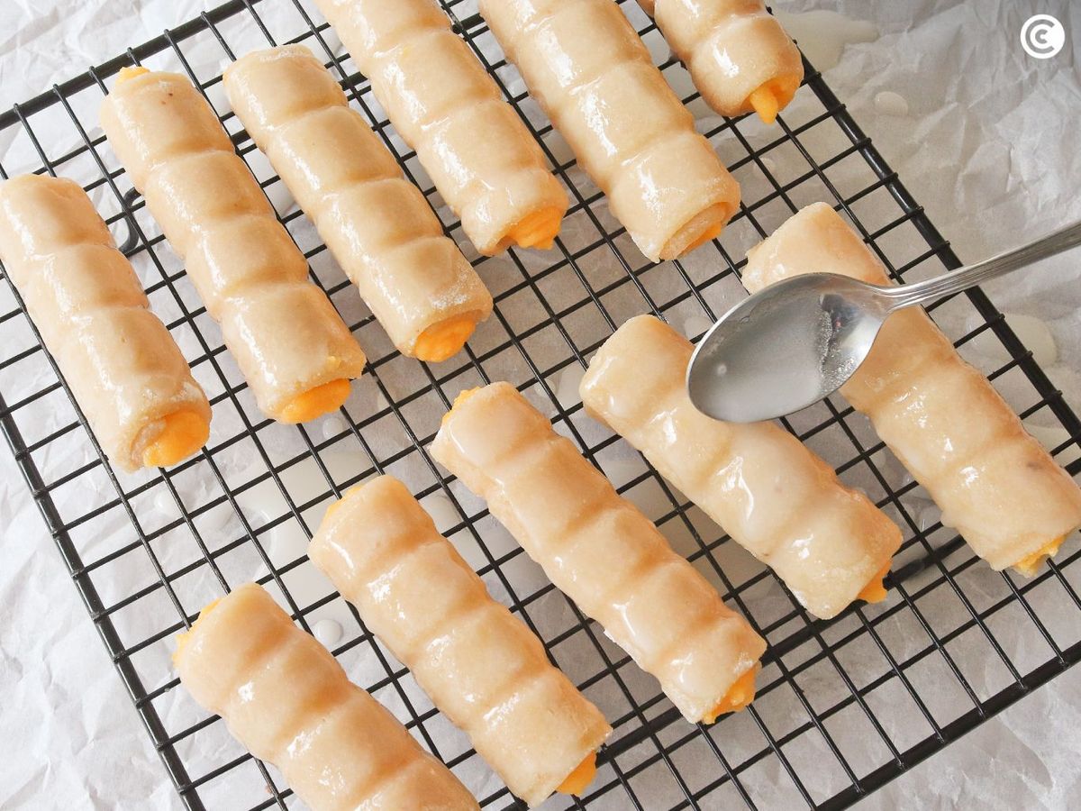 Cubrir los huesos de santo con glasa