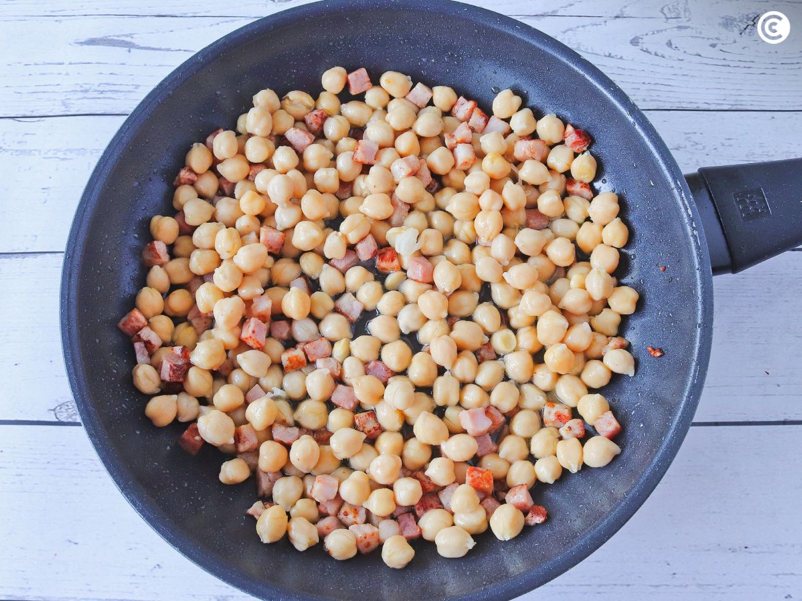 Saltear los garbanzos con el bacon para hacerlos a lacarbonara