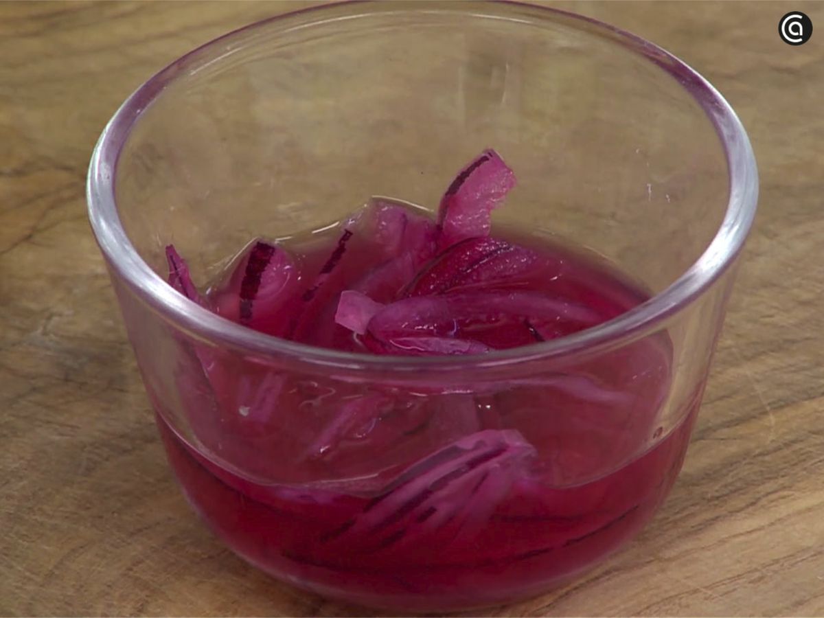 Prepara la cebolla morada encurtida