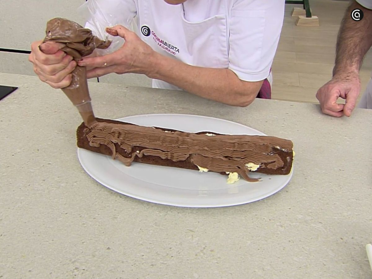 Incorpora la crema de cacao con una manga pastelera