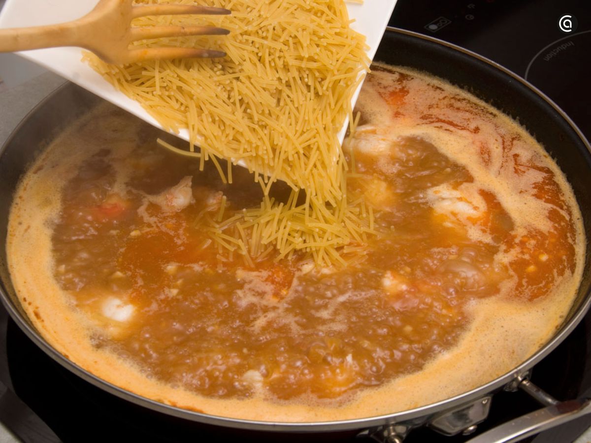 Añade los fideos y por último el pescado