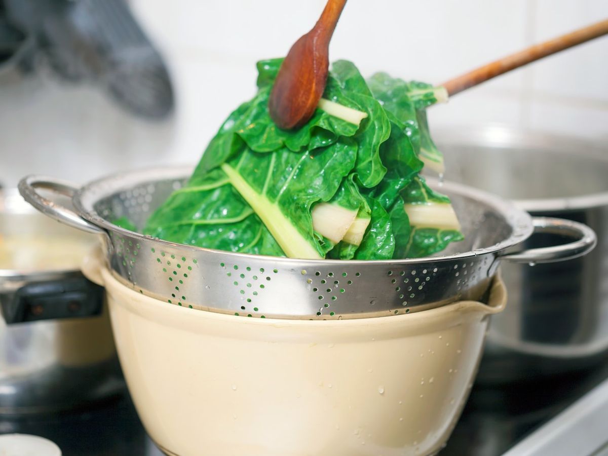 También se pueden blanquear verduras con sabores muy intensos, como la col o las acelgas