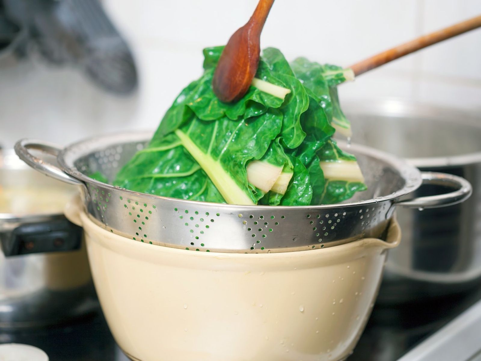 También se pueden blanquear verduras con sabores muy intensos, como la col o las acelgas También se pueden blanquear verduras con sabores muy intensos, como la col o las acelgas