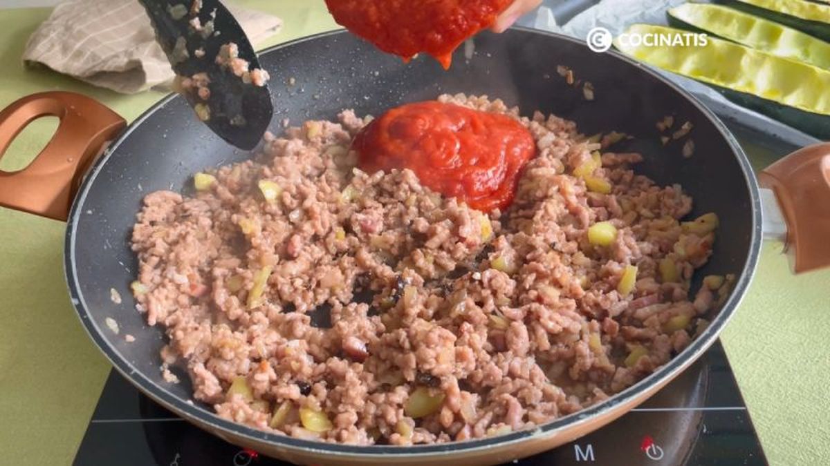 Agregamos el tomate a la mezcla de carne