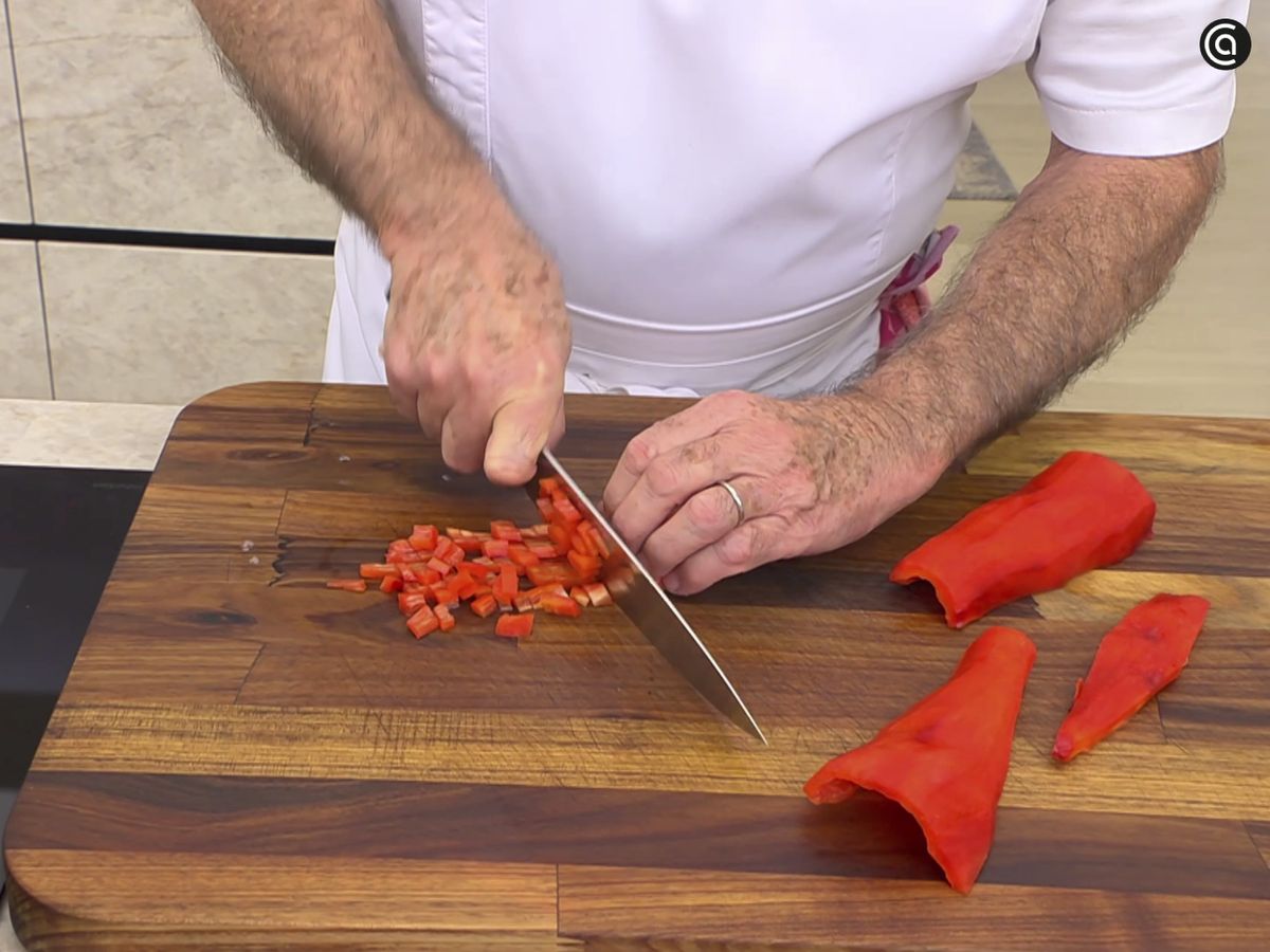 Retira la piel del pimiento rojo antes de pochar las verduras