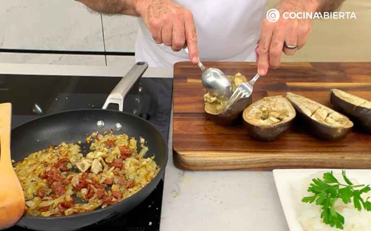 Agrega la pulpa de las berenjenas a la sartén