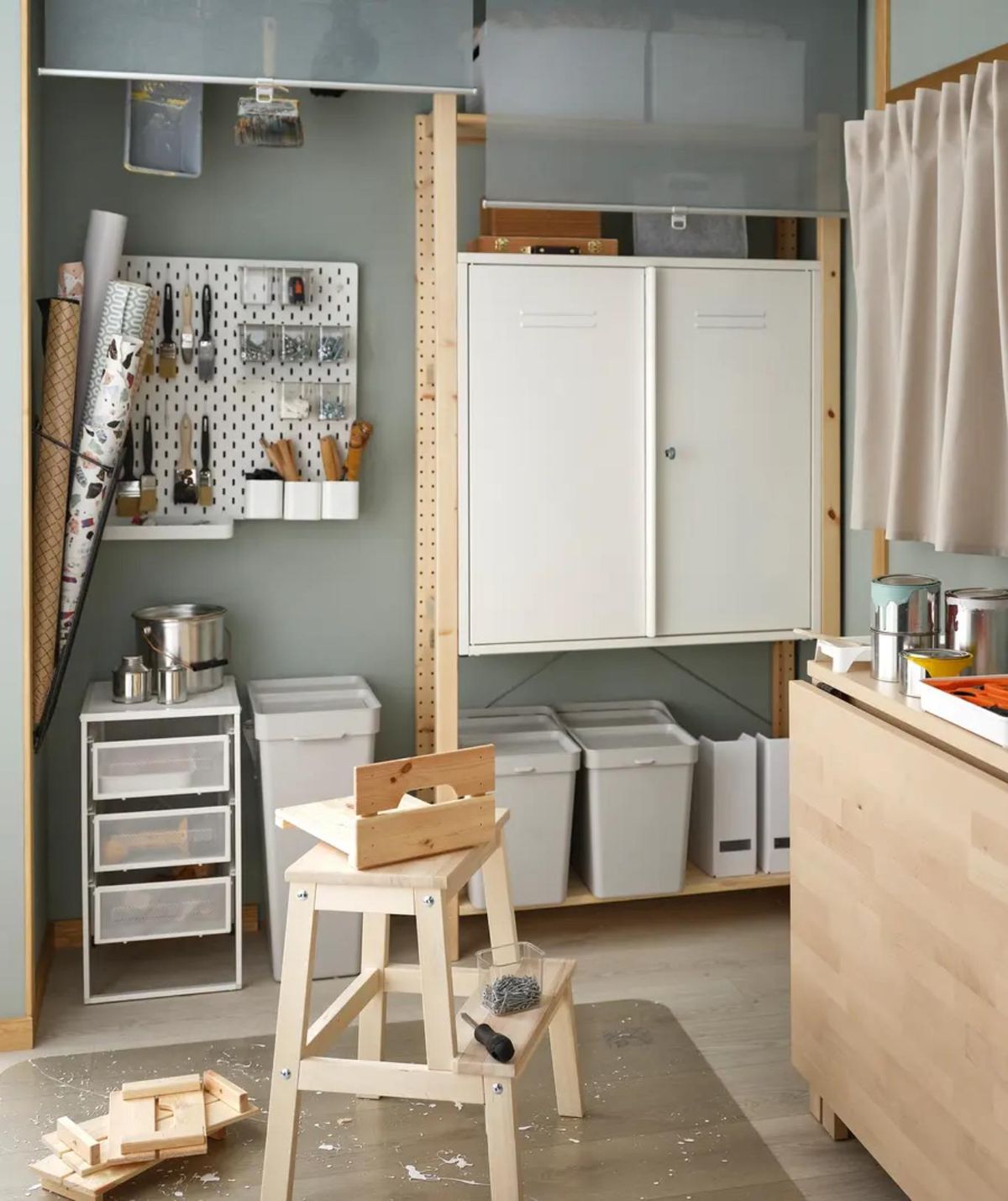 Taller de bricolaje casero organizado en un espacio reducido.