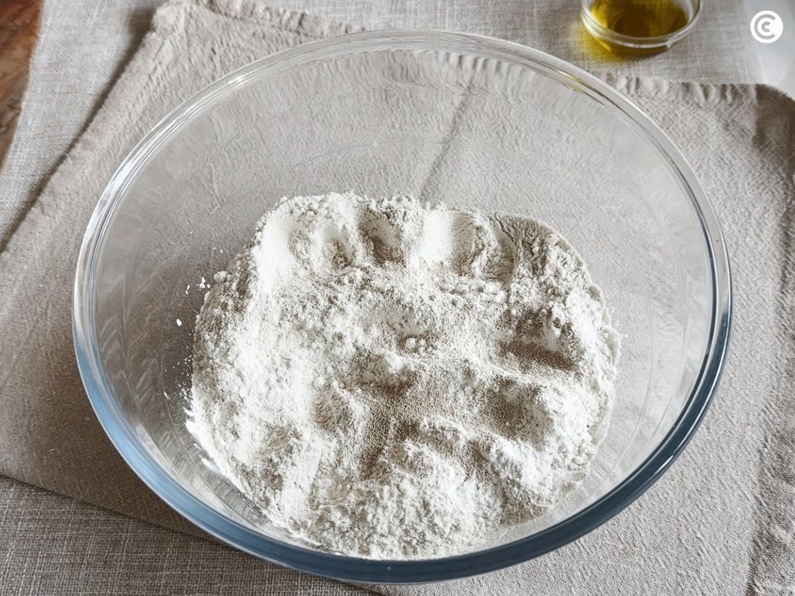 Mezclar los ingredientes secos de la masa de pizza sin gluten