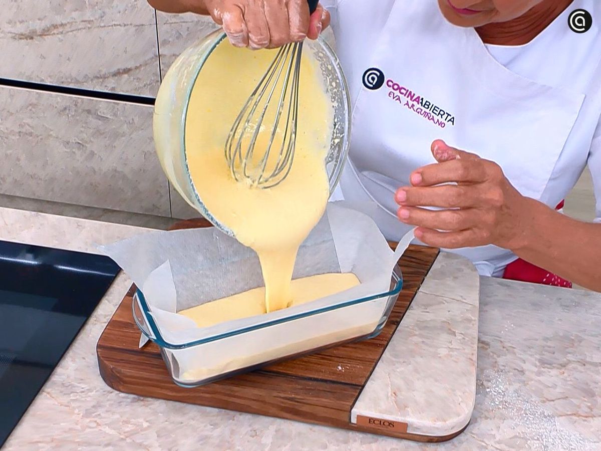Prepara el pastel de limón en el molde para hornarlo