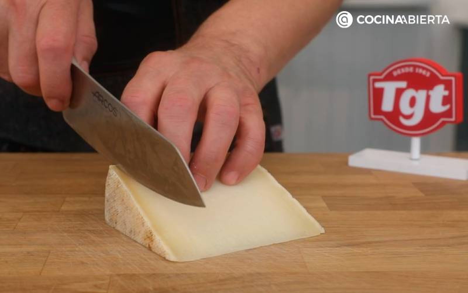 Corta en cuñas el queso de oveja Ronkari de TGT Corta en cuñas el queso de oveja Ronkari de TGT