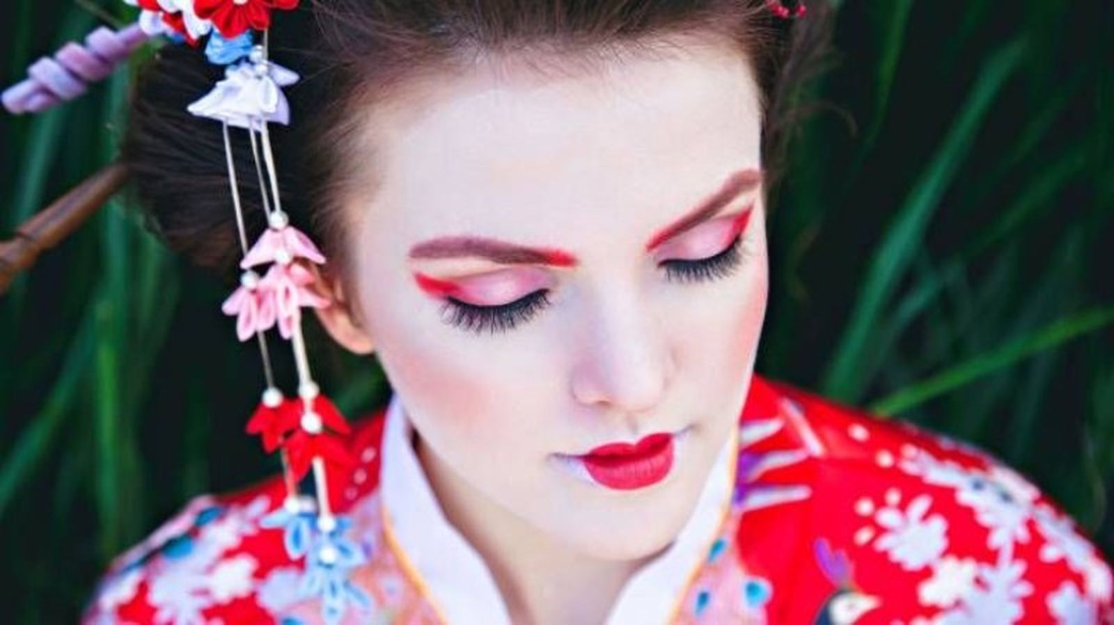 No olvides añadir un ojo rasgado a tu maquillaje de geisha No olvides añadir un ojo rasgado a tu maquillaje de geisha