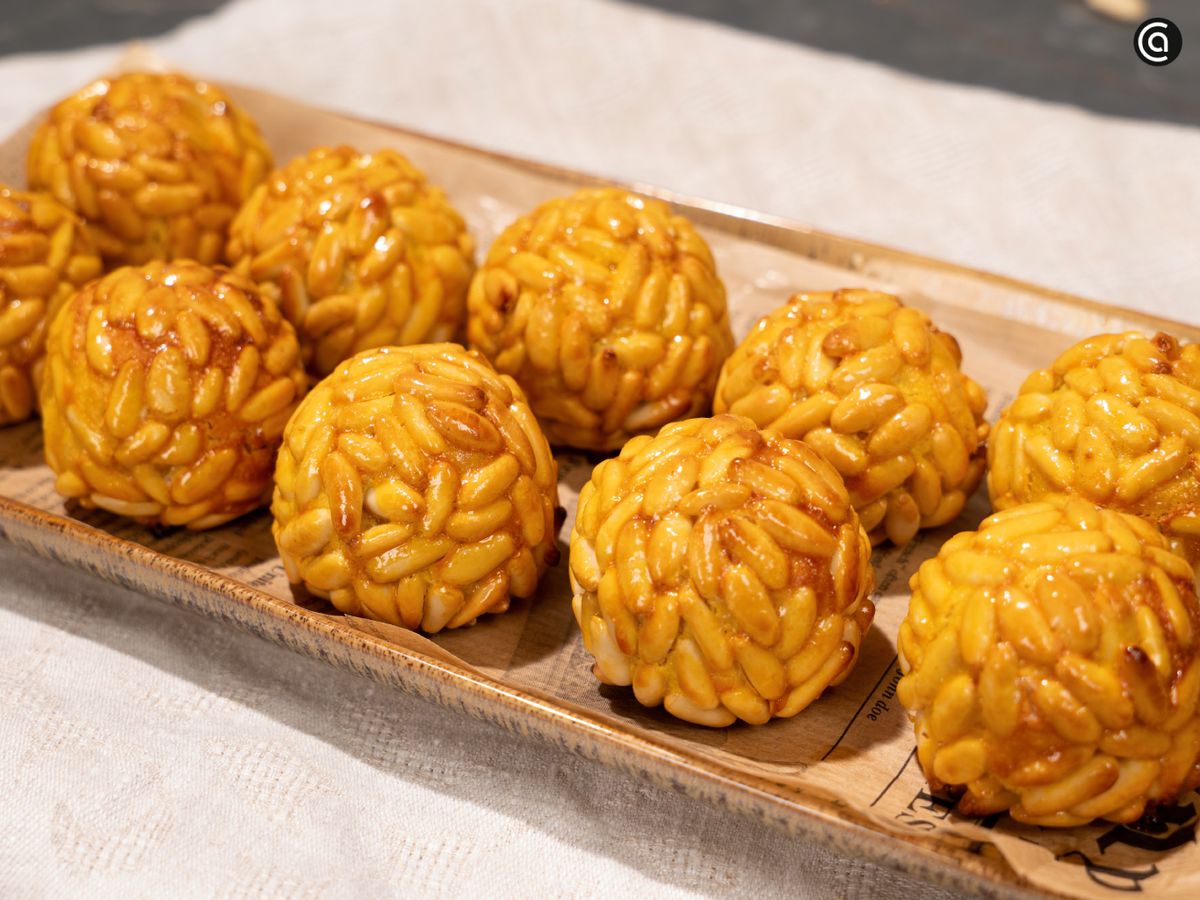 Boniato cocido, almendra molida, azúcar, limón, piñones y huevo: ingredientes sencillos para un dulce lleno de tradición.