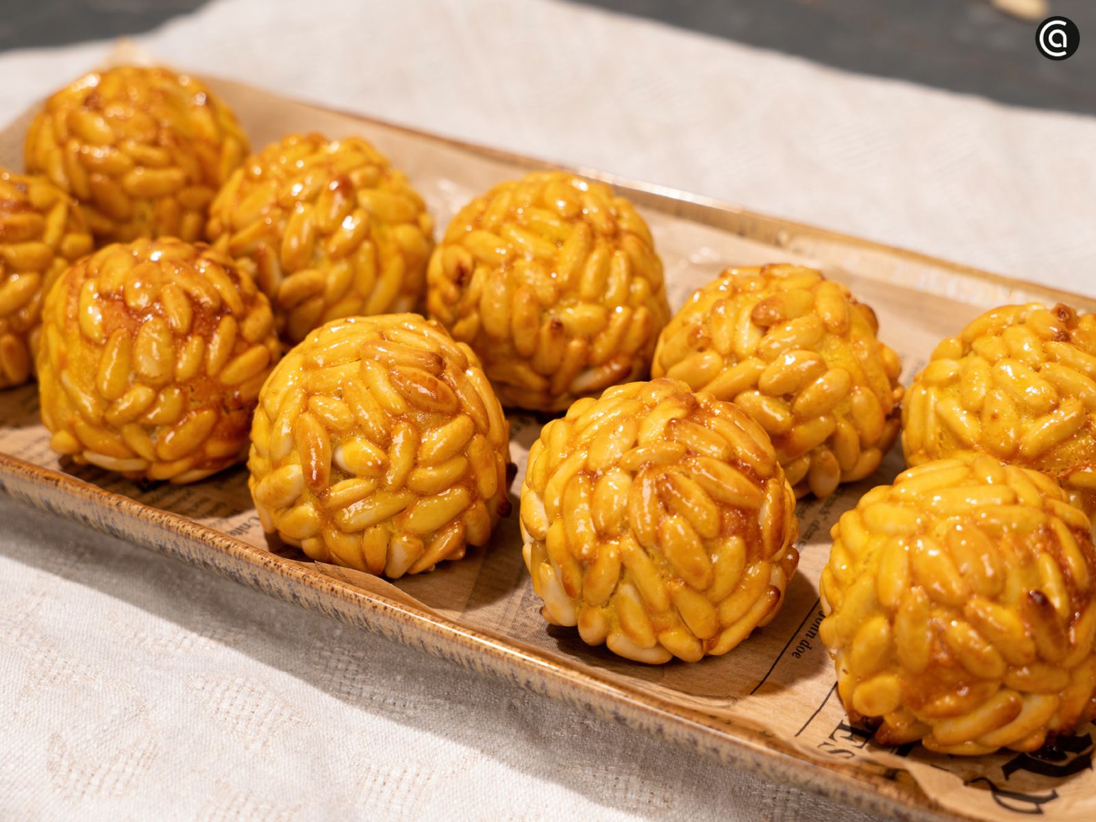 Boniato cocido, almendra molida, azúcar, limón, piñones y huevo: ingredientes sencillos para un dulce lleno de tradición. Boniato cocido, almendra molida, azúcar, limón, piñones y huevo: ingredientes sencillos para un dulce lleno de tradición.