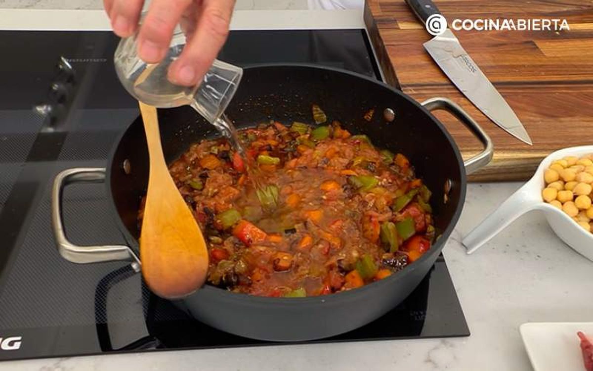 Añade el vino blanco y la hoja de laurel