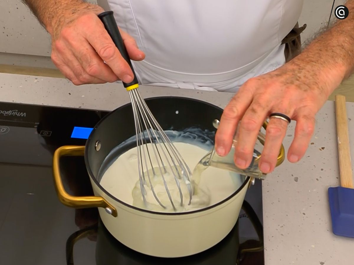 Añade la nata y el agua de azahar a la mezcla y remueve hasta integrar