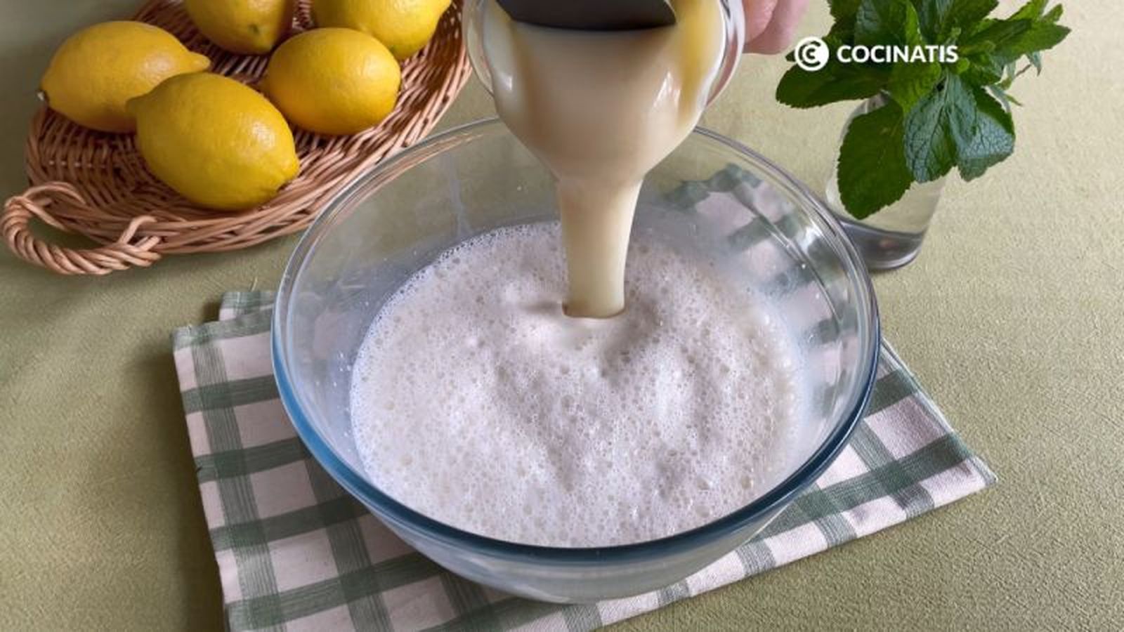 Agregamos la leche condensada a la mezcla de leche y queso crema Agregamos la leche condensada a la mezcla de leche y queso crema