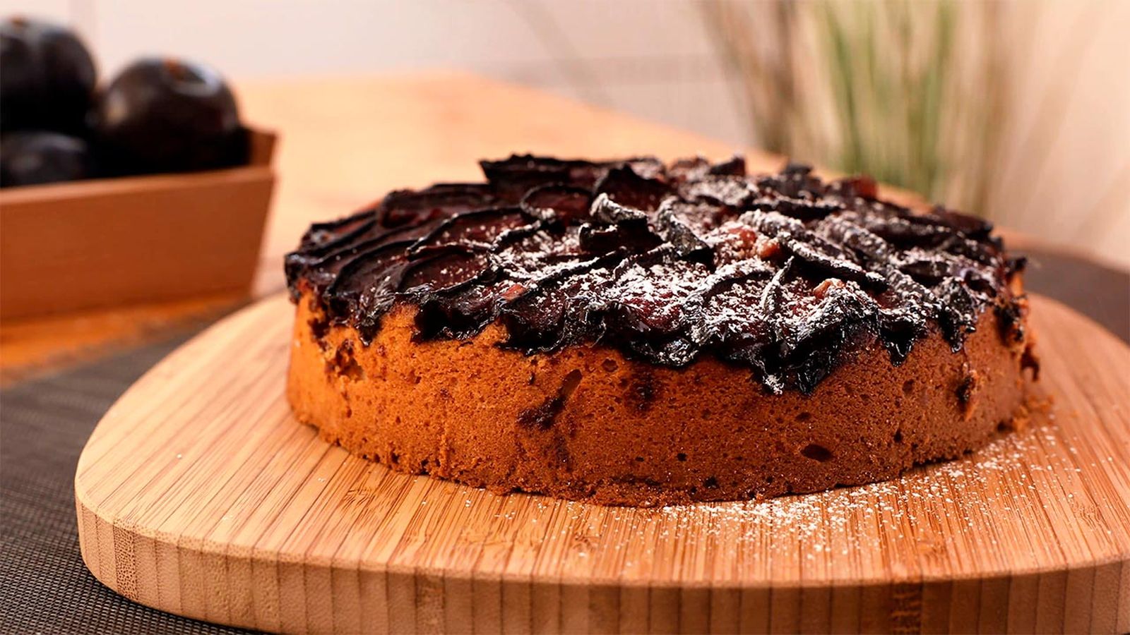 Desmóldala y decora con mermelada de ciruelas Tarta de ciruelas, un postre fácil al horno paso 7