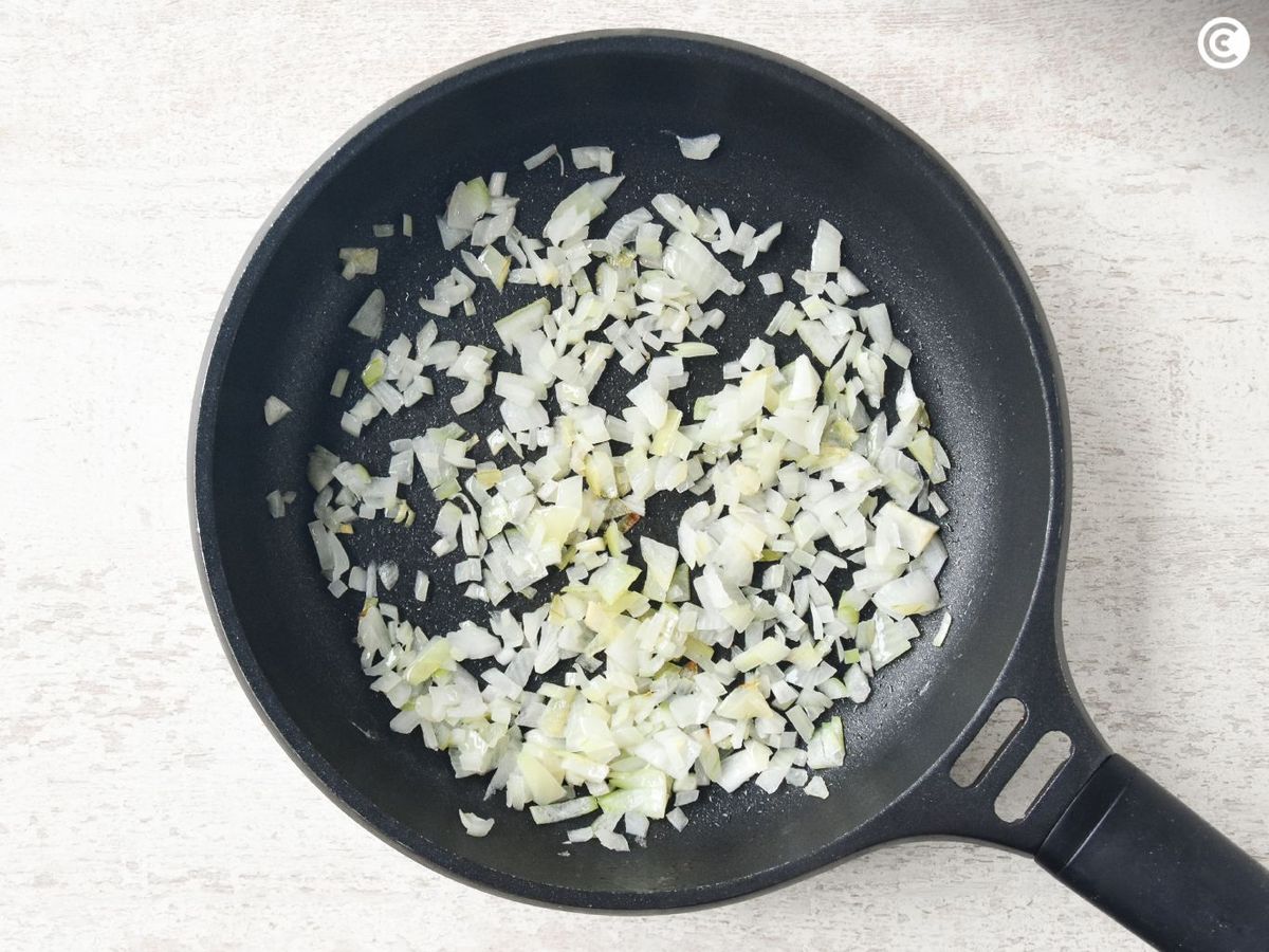 Sofreír la cebolla para hacer el pisto con huevo