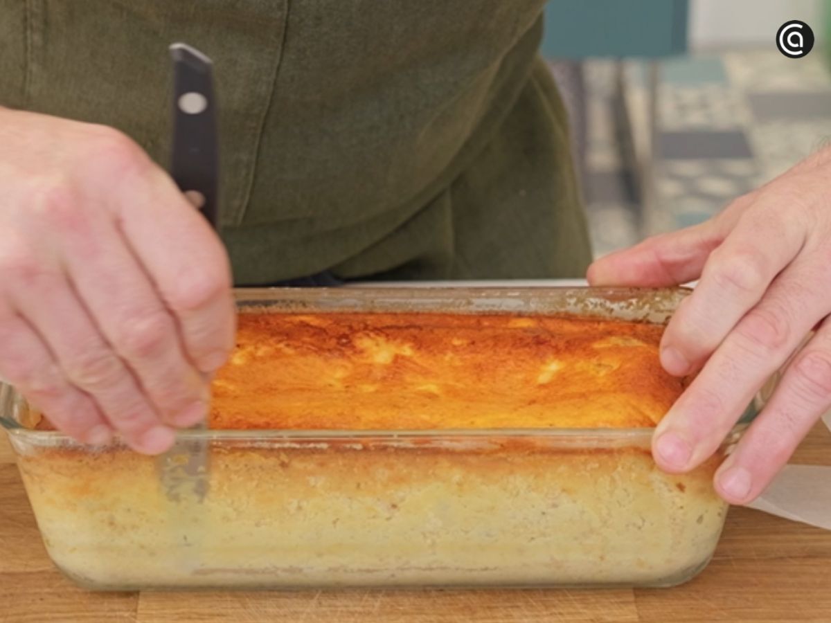 El pastel sale del horno con un dorado perfecto y bordes bien cuajados.