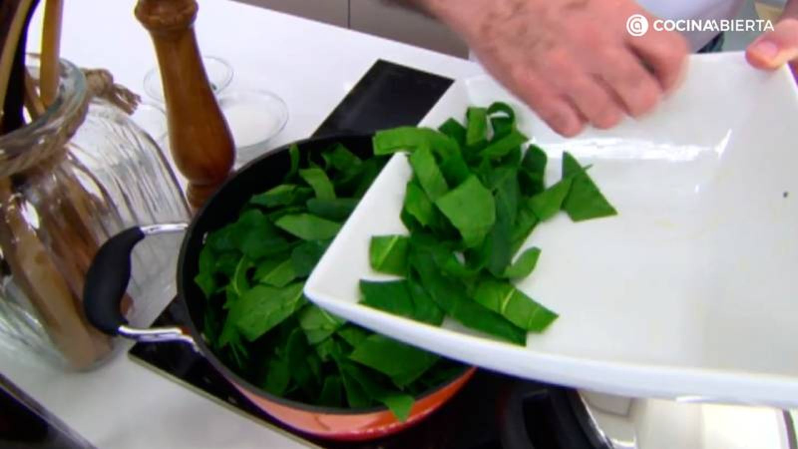 Cuece las espinacas frescas en una cazuela Cuece las espinacas frescas en una cazuela