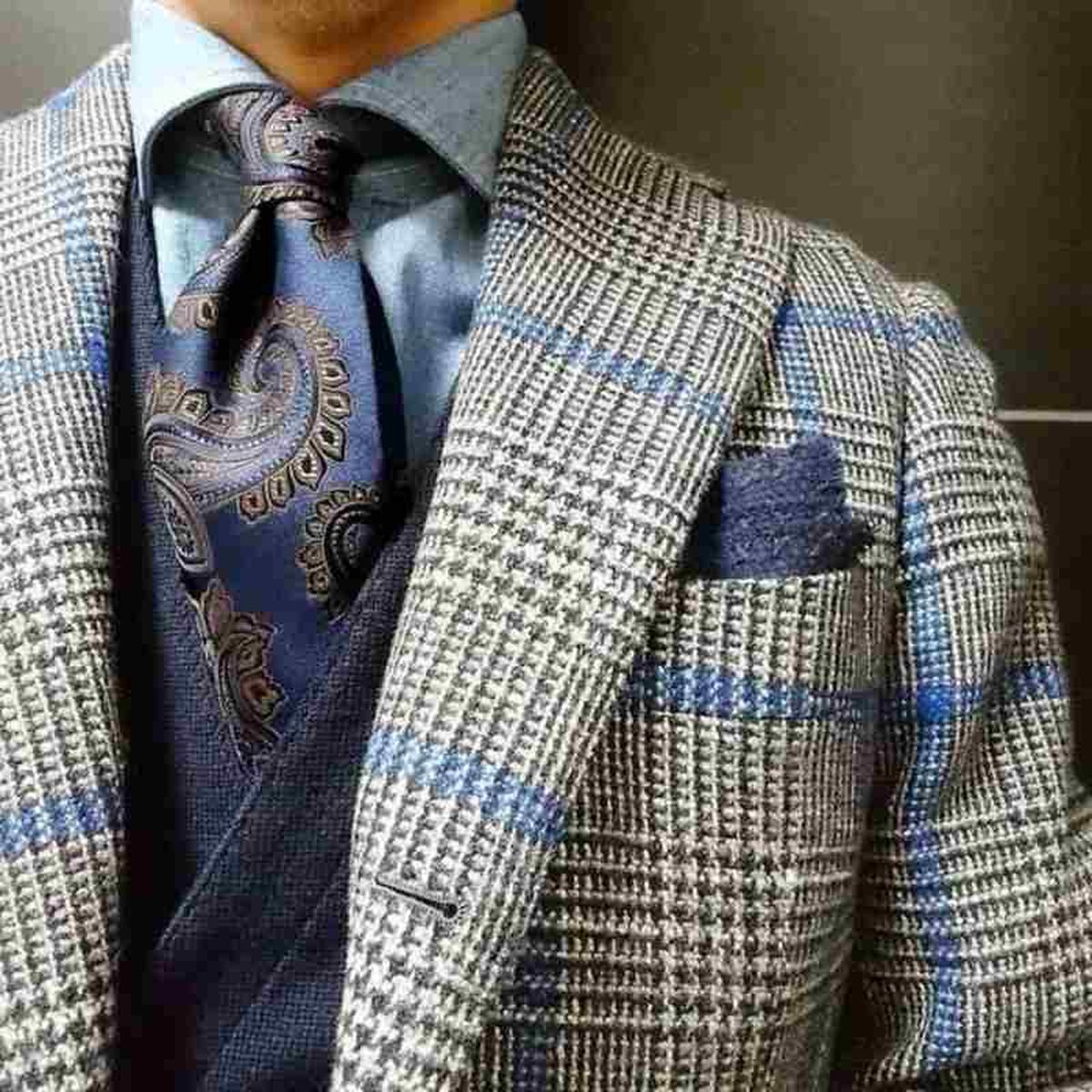 Camisa lisa con corbata estampada