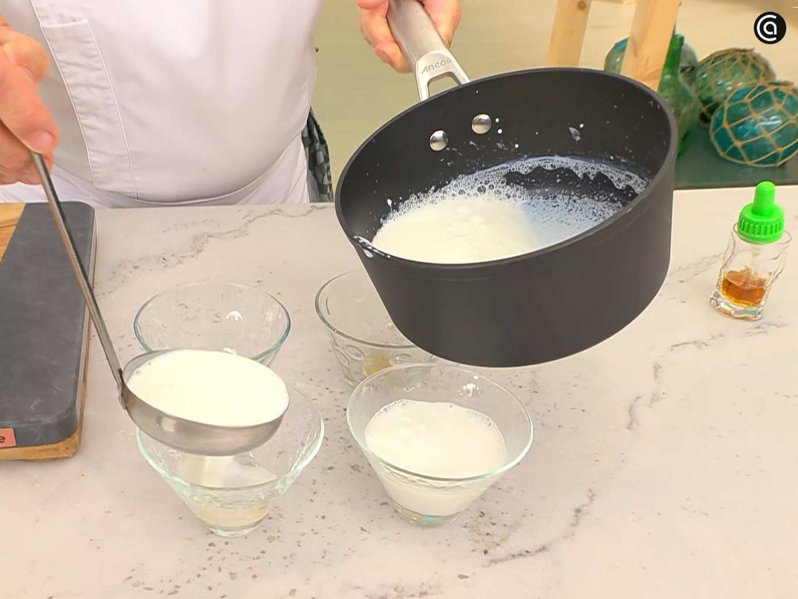 Mezcla la leche con el cuajo Mezcla la leche con el cuajo
