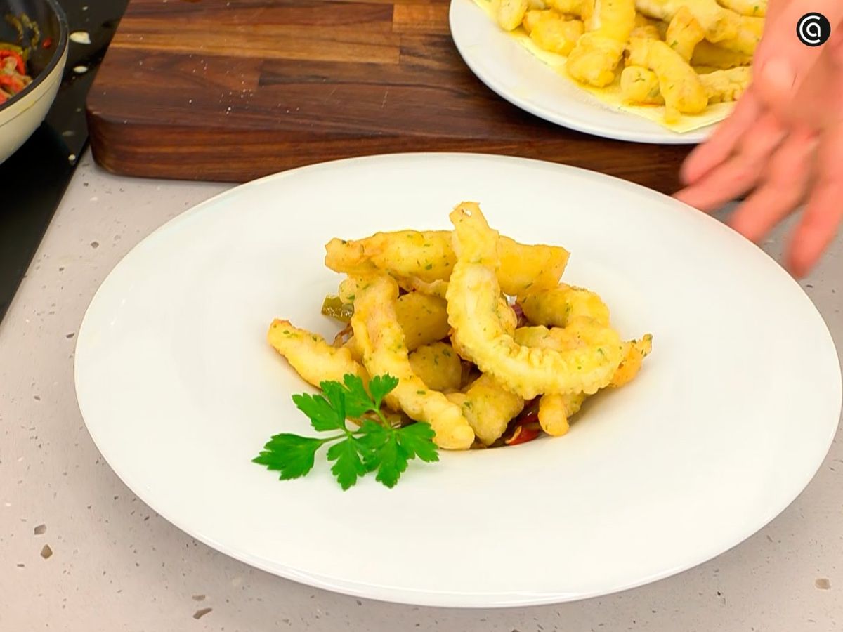 Coloca las virutas de pescado fritas sobre la piperrada