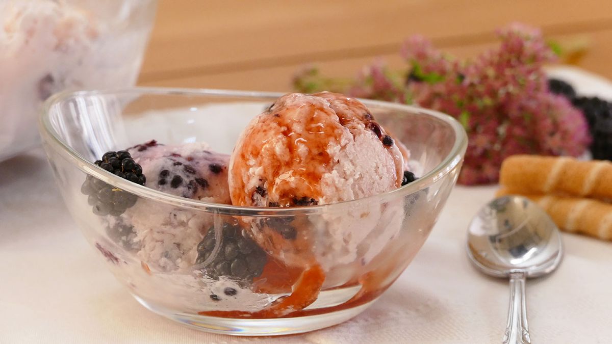 Helado de yogur y moras
