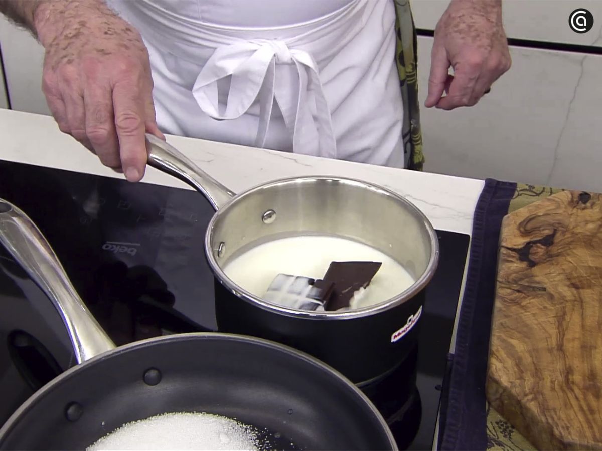 Funde el chocolate con la leche