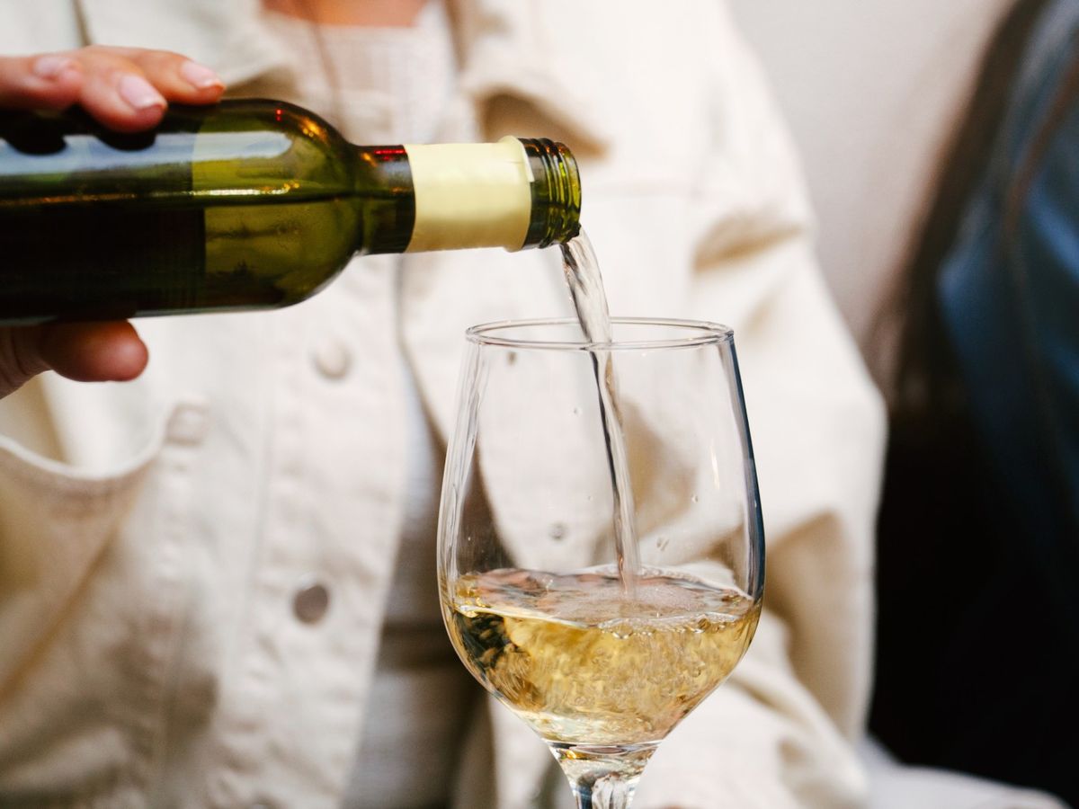 Proviene del francés, de las palabras 'sauvage' (salvaje) y 'blanc' (blanco)