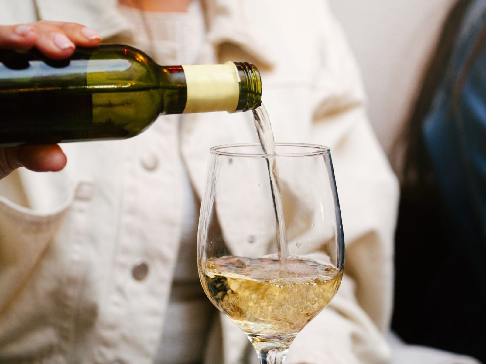 Proviene del francés, de las palabras 'sauvage' (salvaje) y 'blanc' (blanco)