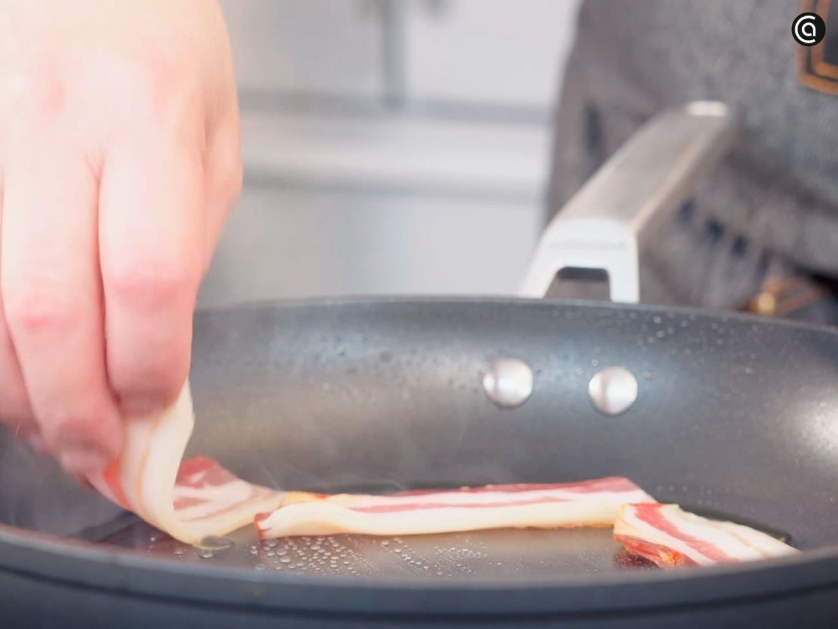 Junto a la pechuga de pollo el bacon convierte esta ensalada en un plato muy completo