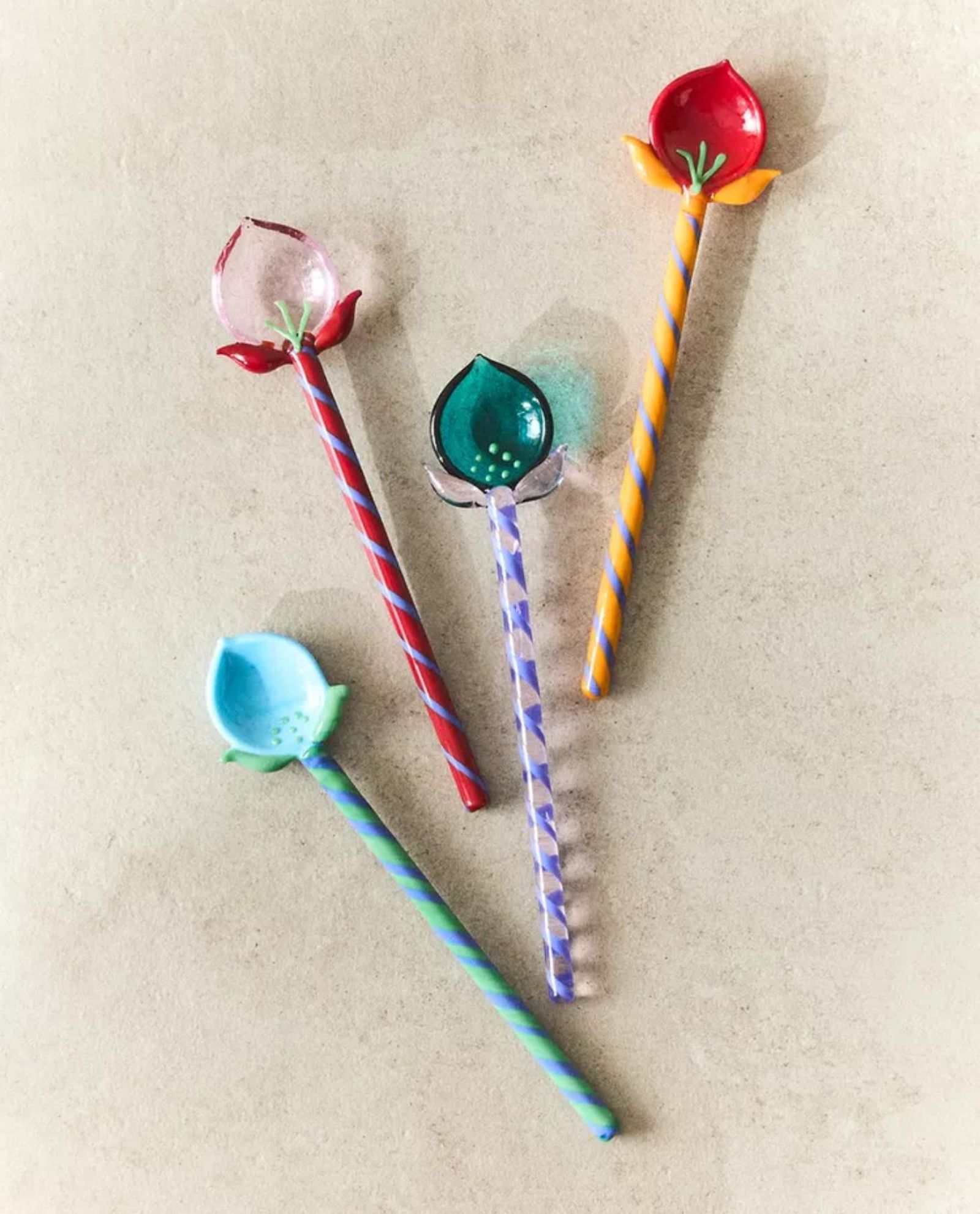 Pack de cucharillas de vidrio con forma de flores.