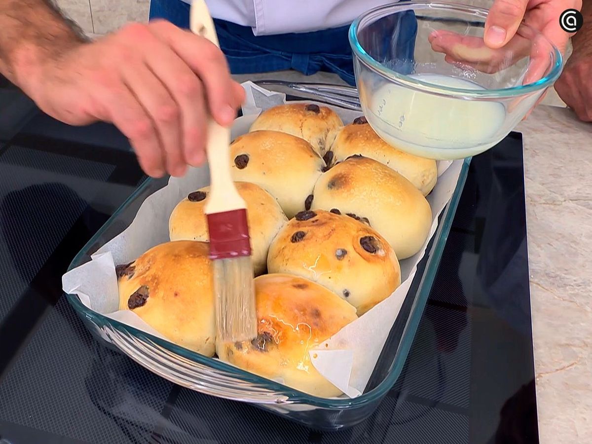 Pintar los bollo de leche recién horneados