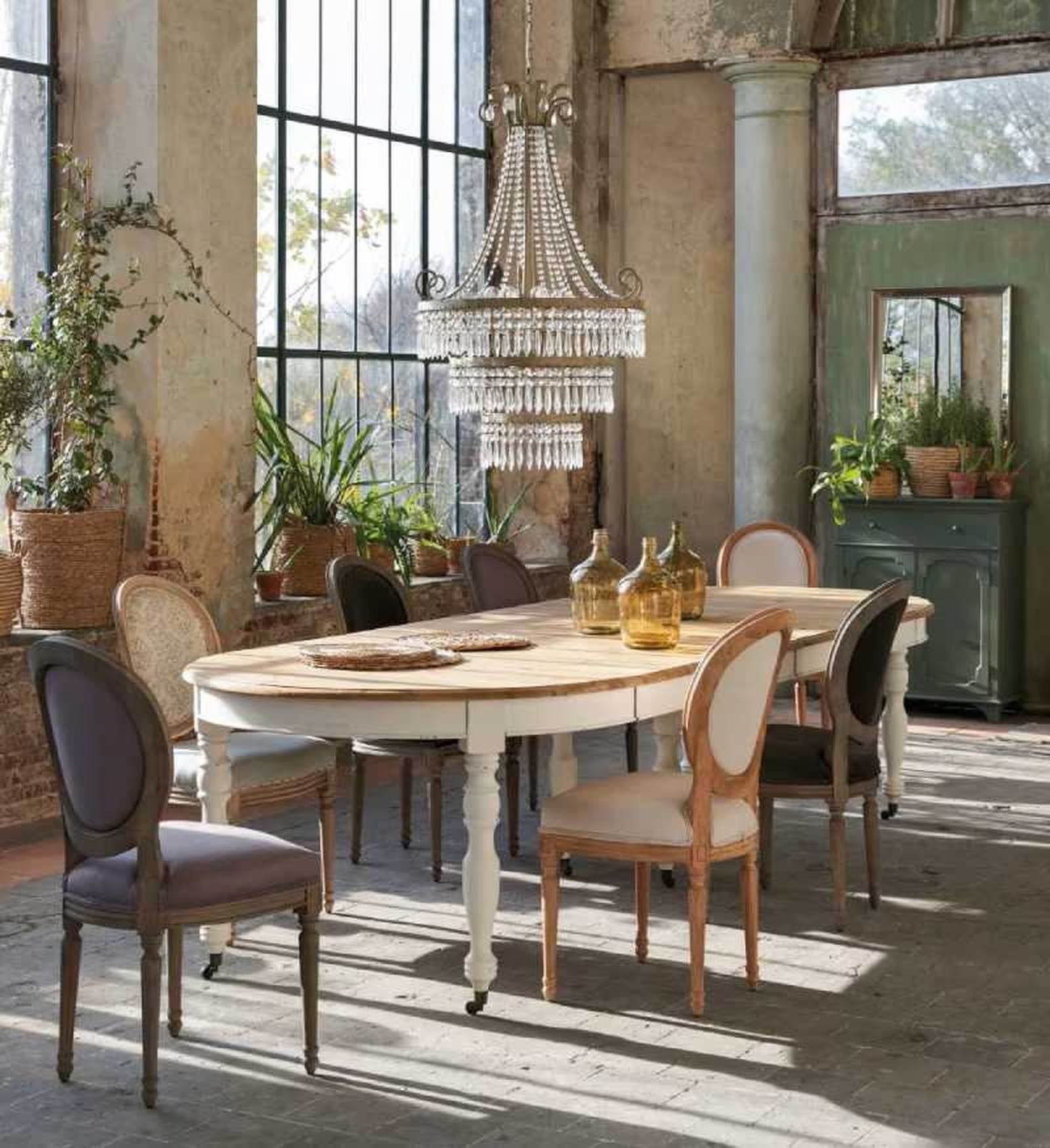Comedor provenzal con lámpara de cristal. Comedor provenzal con lámpara de cristal.