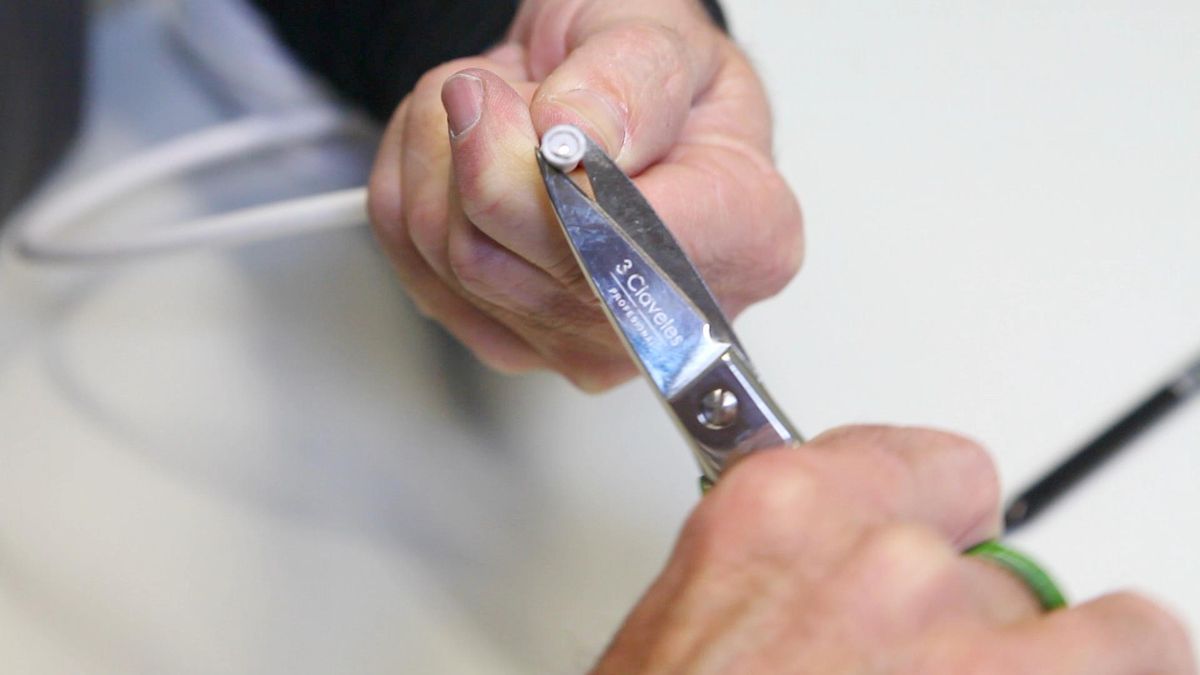 Conectar conector F en un cable coaxial paso 1