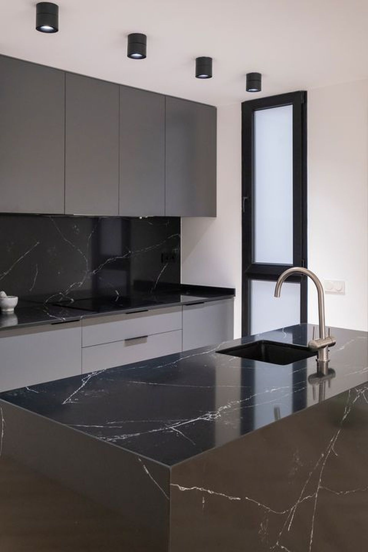 cocina blanca y negra encimera brillante