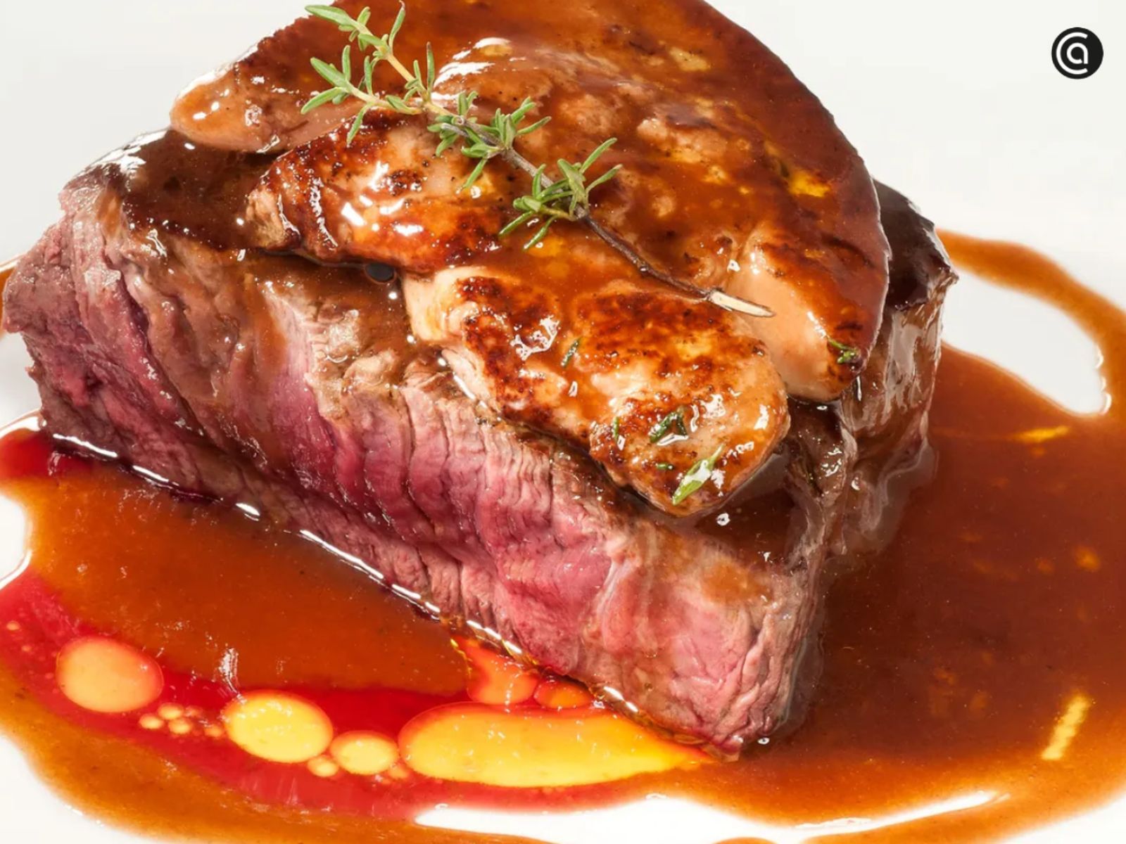 La unión perfecta de foie, solomillo y salsa de Oporto: un plato potente, brillante y lleno de matices.