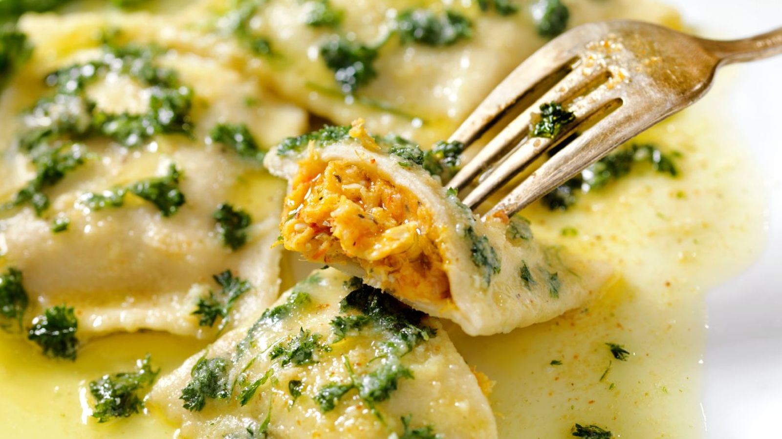 Raviolis con salsa de limón, mantequilla y perejil
