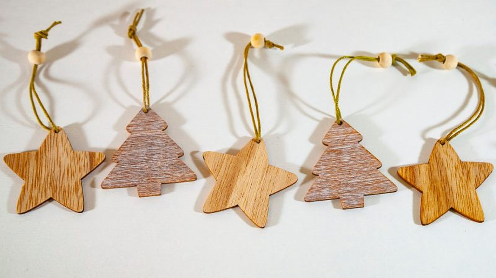 Estrellas y árboles de Navidad en madera Estrellas y árboles de Navidad en madera