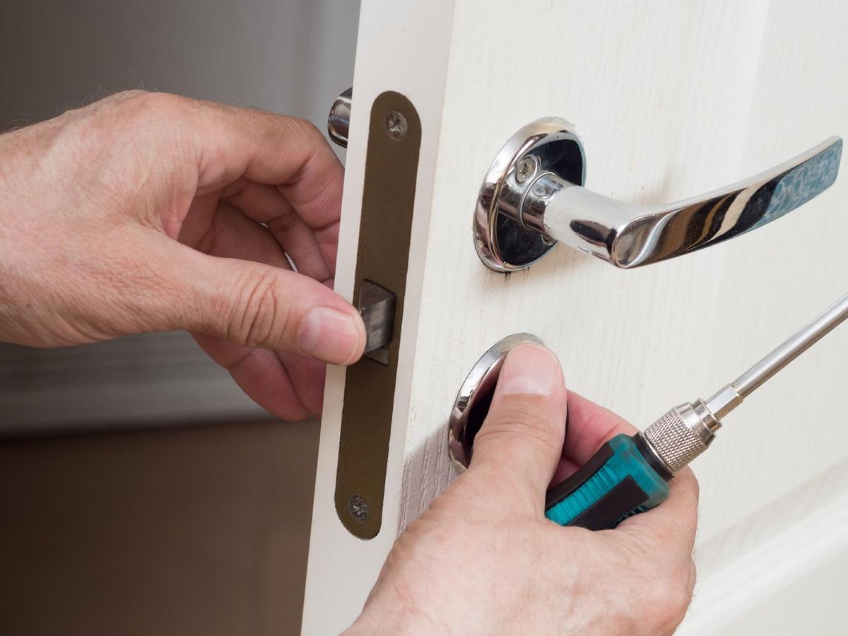 Apretar los tornillos puede solucionar los problemas de una manilla descolgada.