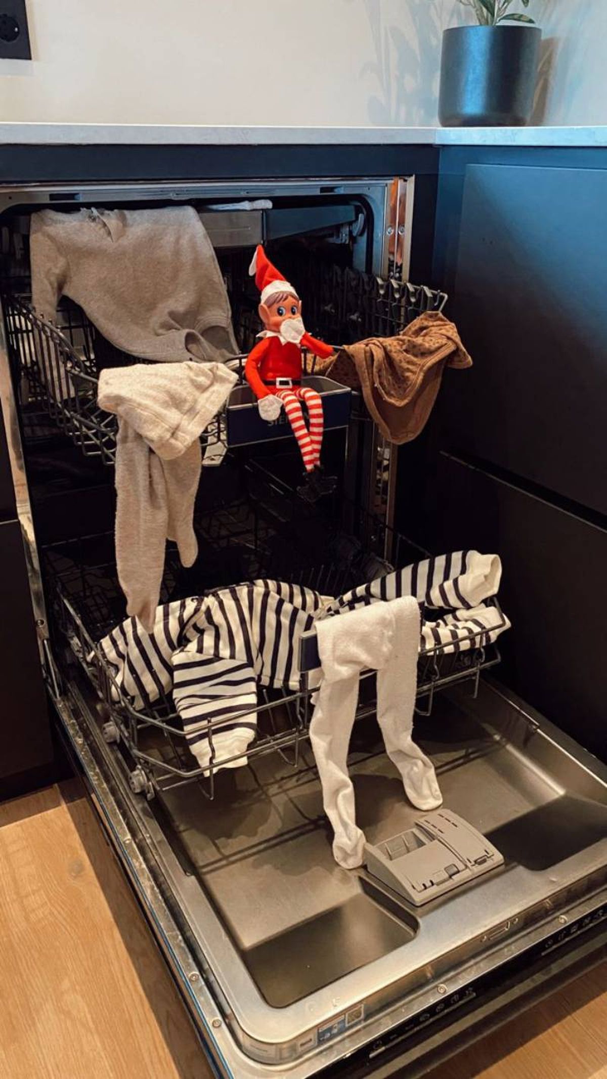 Trastada The Elf on the Shelf: Lavaplatos. / Pinterest: A N N E.
