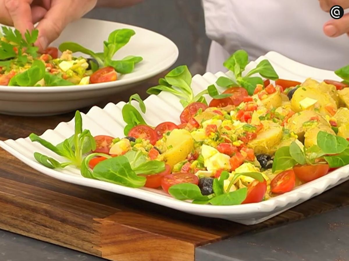Servimos con canónigos y tomates cherry.